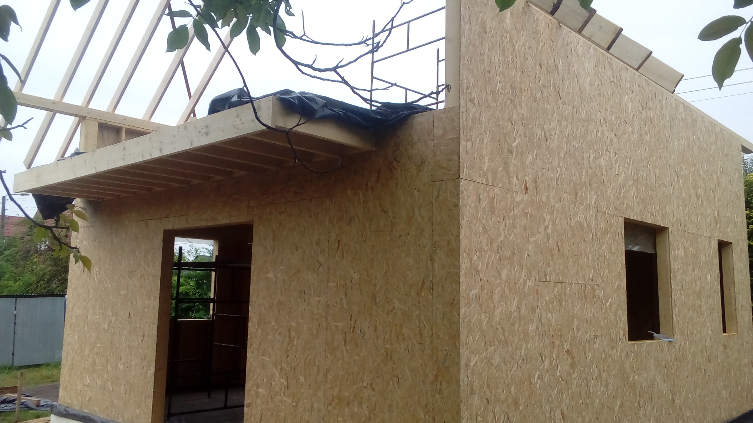 Obicie konstrukcji pytami OSB, pooenie membrany dachowej,blachodachwki i wiatroizolacji